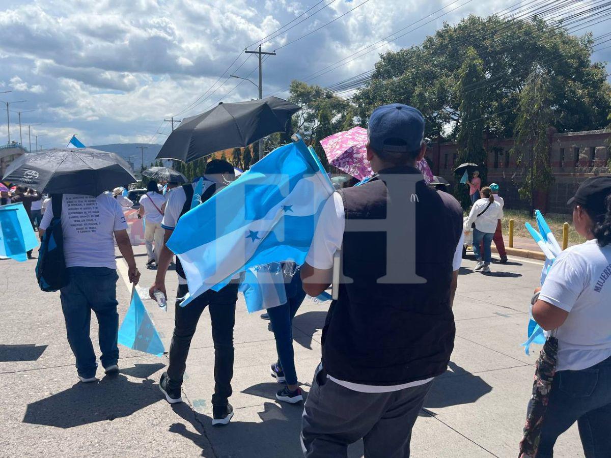 Sin banderas políticas: versículos y enormes pancartas, en la caminata de iglesias en Tegucigalpa