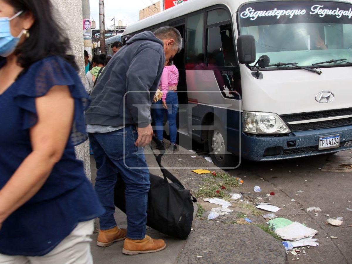 Con maleta en mano, viajeros comienzan a abandonar la capital para celebrar la Navidad