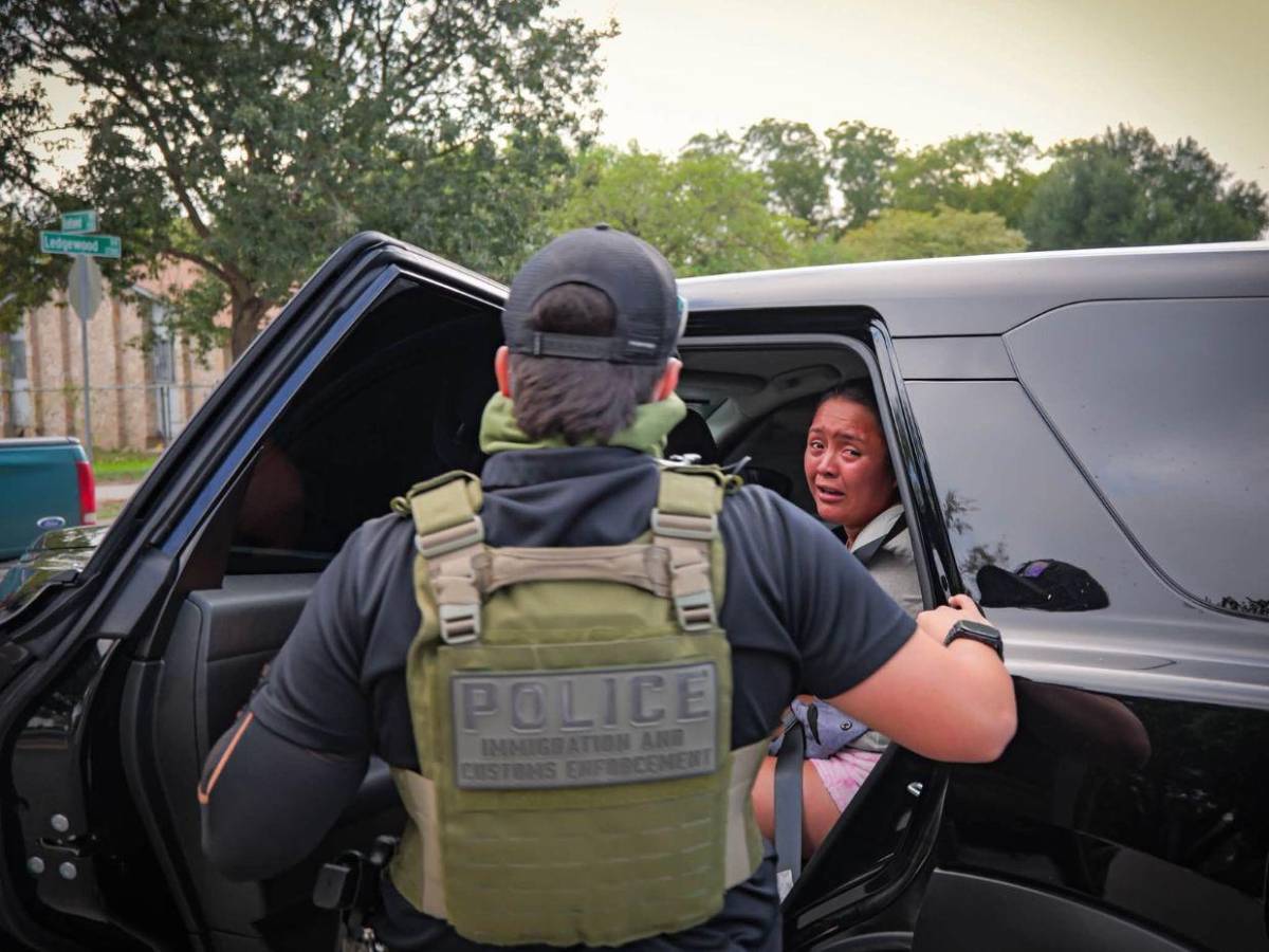 Así fue el arresto de una madre hondureña que clamaba por sus hijas ante ICE en Austin, Texas
