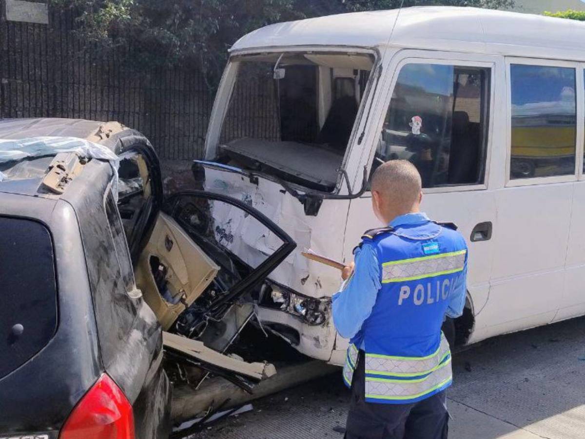 Accidente entre camioneta y rapidito deja heridos en bulevar Los Próceres de la capital