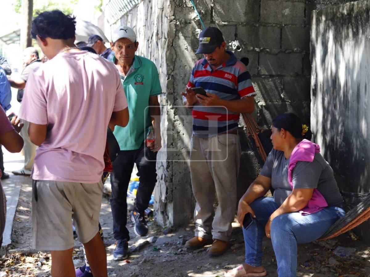 Entre lágrimas y abrazos, esperan restos de los seis fallecidos en incendio en SPS
