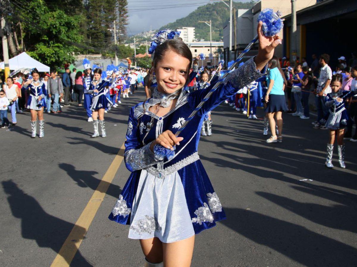 Palillonas y pomponeras: las pequeñas protagonistas en los 204 años de independencia
