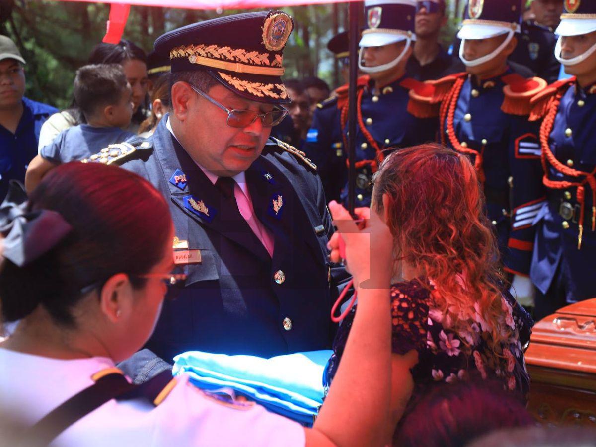 Con el rostro desconsolado: el triste adiós de la madre del policía Kevin Pérez en su entierro