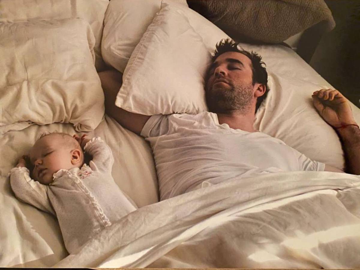 La viuda de James Van Der Beek le rinde homenaje en lo que habría sido su 49 cumpleaños