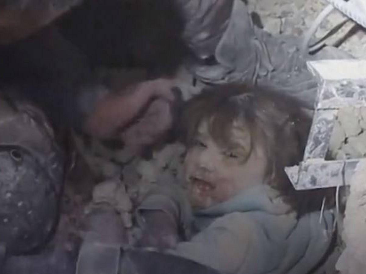 “Papá está aquí, no tengas miedo”: penoso rescate de niña siria sobreviviente al sismo