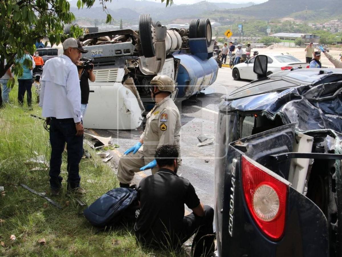 Aplastados quedaron vehículos tras volcamiento de camión cisterna en anillo periférico