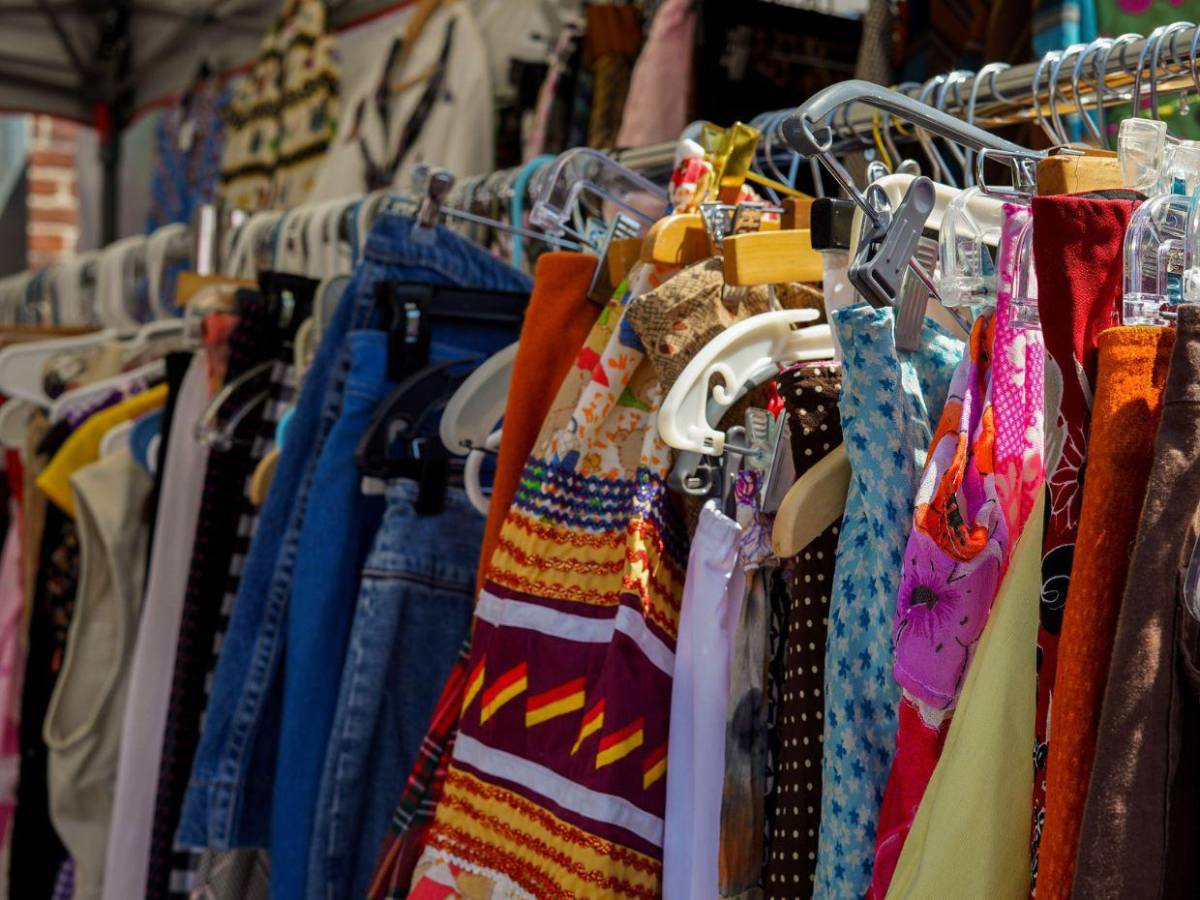Alerta sanitaria: ¿Exigirán una nueva licencia a tiendas de ropa usada?