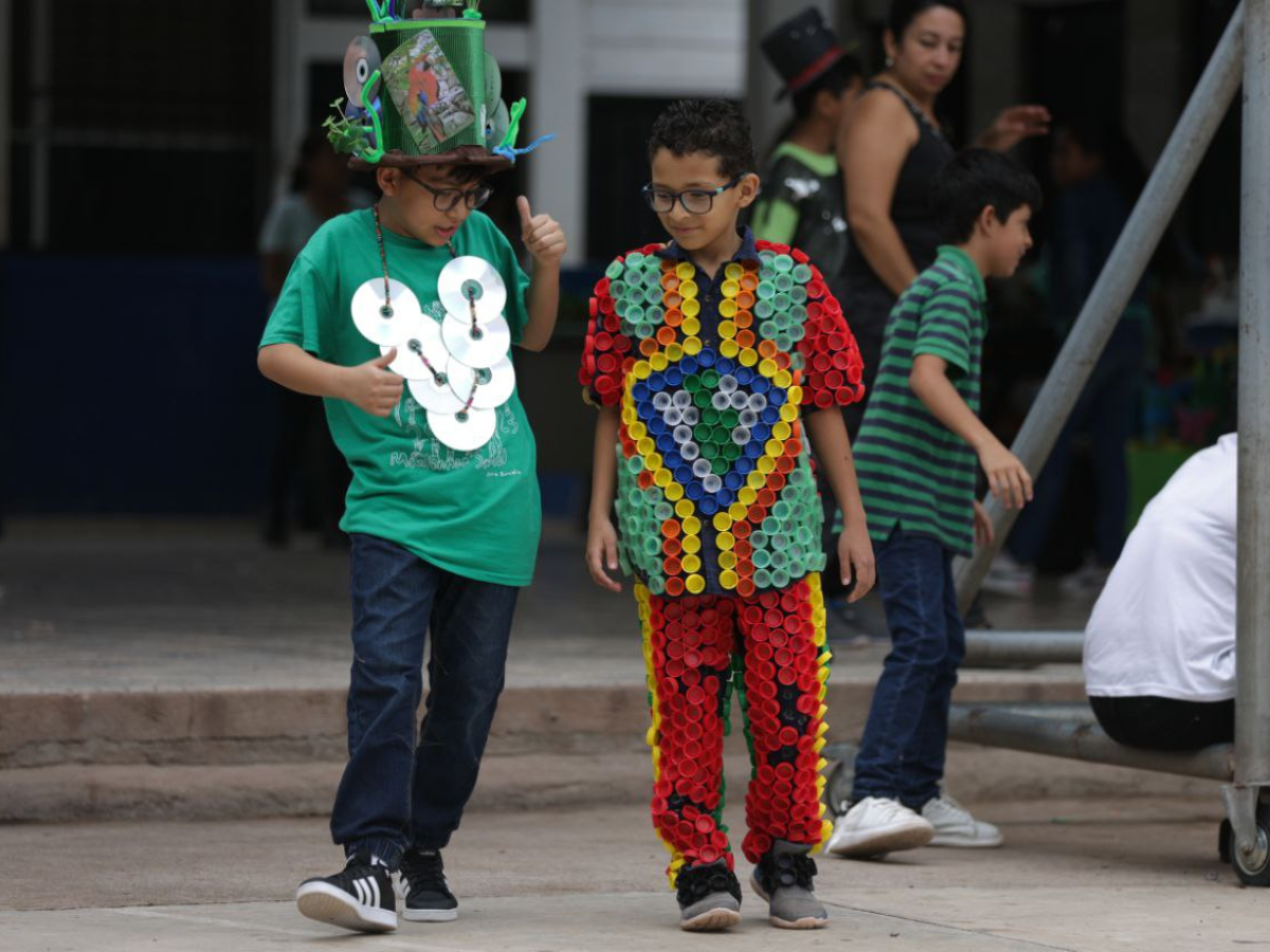 Estudiantes pintan sus escuelas del color verde en el Día del Ambiente