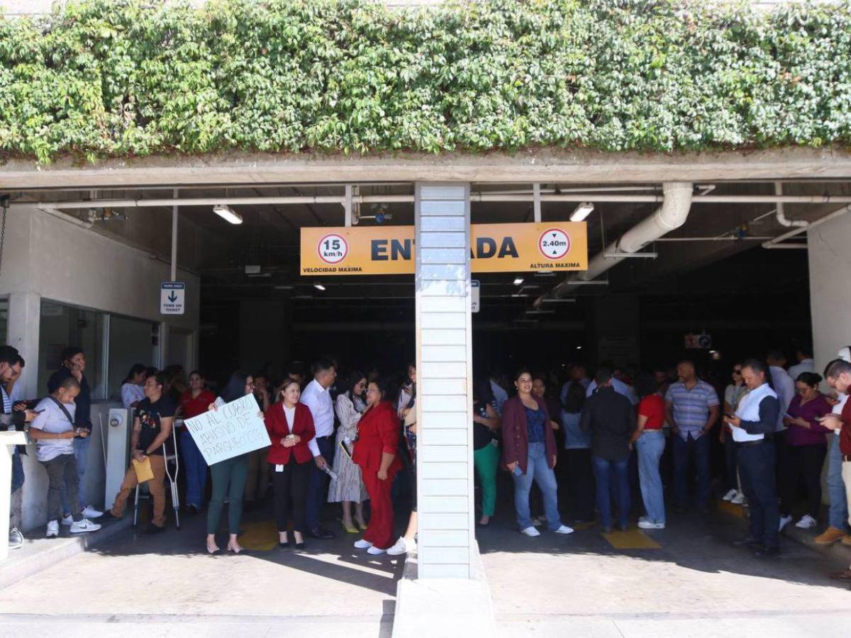 “No al cobro abusivo”: Empleados del CCG protestan por aumento en tarifa del parqueo