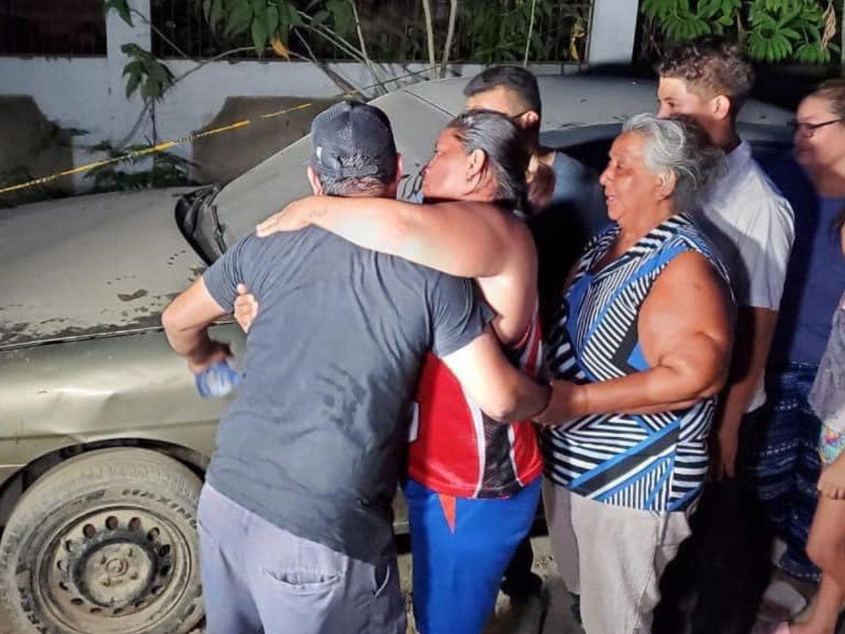 Familiares y vecinos lloran el doble crimen.