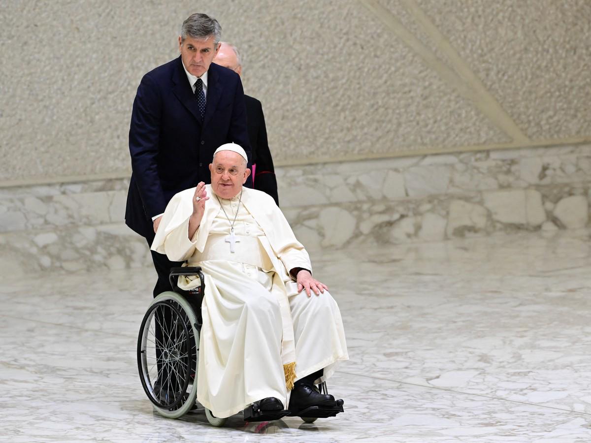 Vaticano: Papa Francisco está mejorando de su bronquitis
