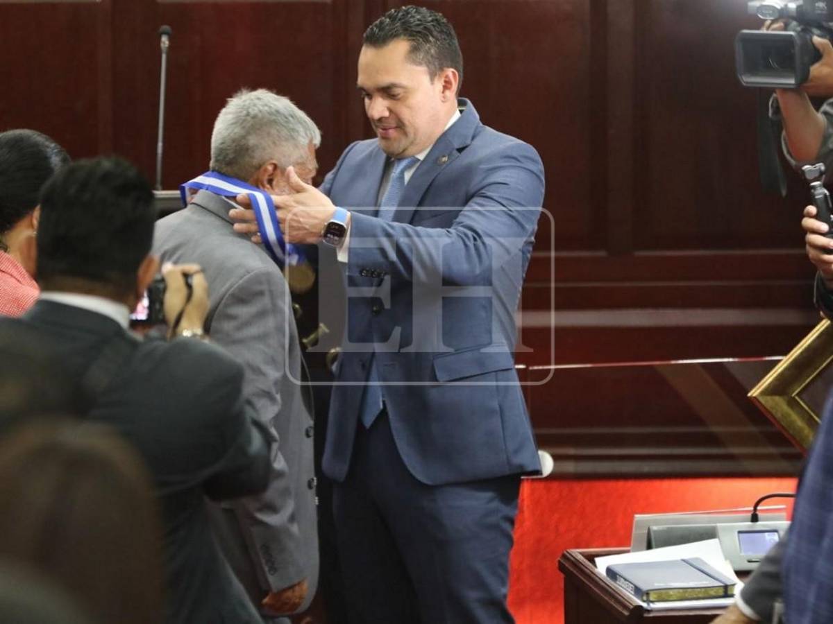 Congreso Nacional condecora a los mundialistas de España 82 con Gran Cruz con Placa de Plata