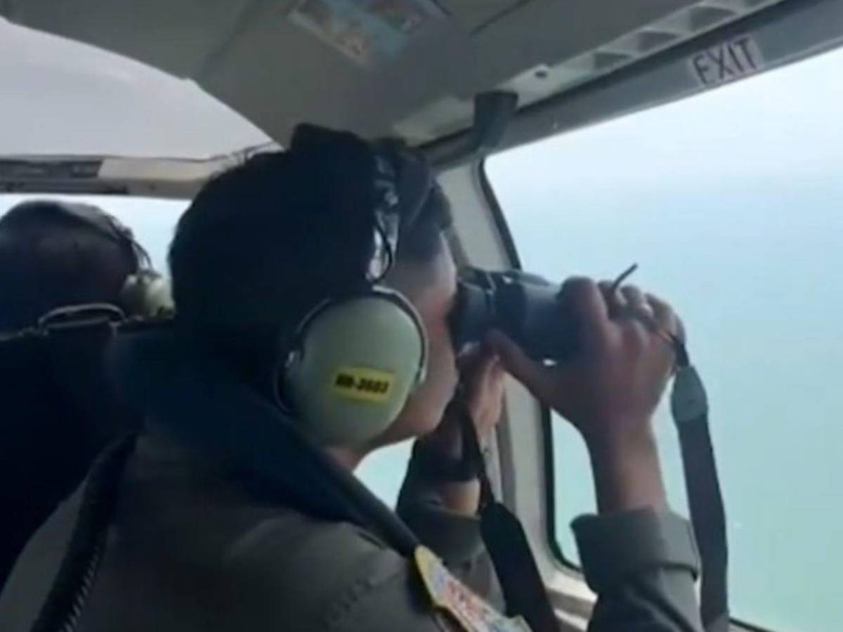 Indonesia localiza semihundido a barco naufragado que deja 6 muertos y 129 desaparecidos