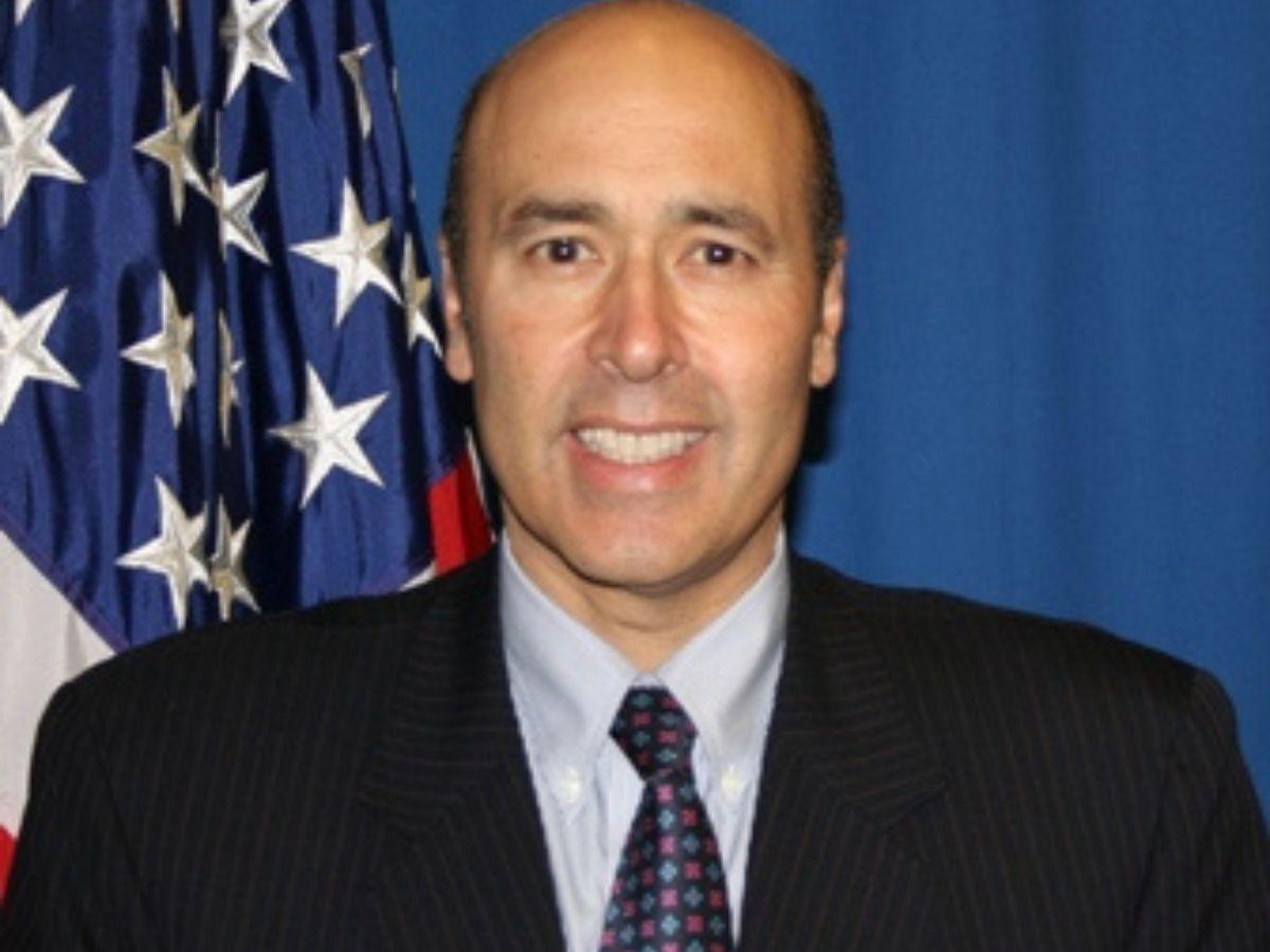 Critican renovación de Hugo Llorens para hacer lobby en EUA por L40 millones