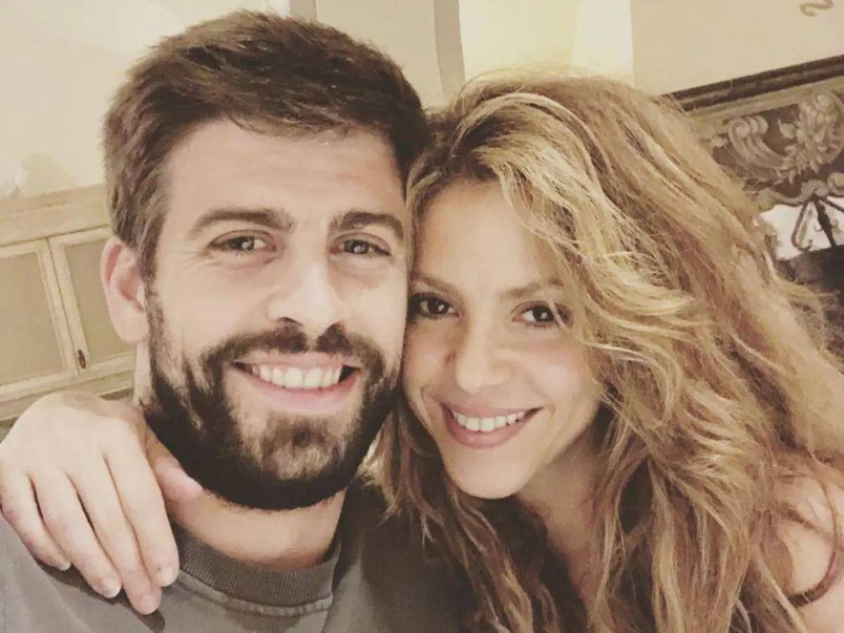 Fanáticos persiguen a Piqué y Clara Chía con canción de Shakira tras negarles una foto