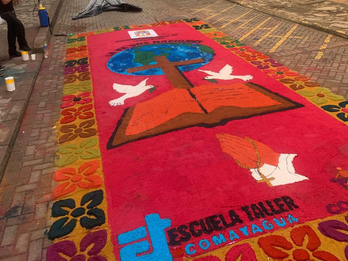 A contrarreloj, Comayagua reconstruye sus alfombras luego de las intensas lluvias