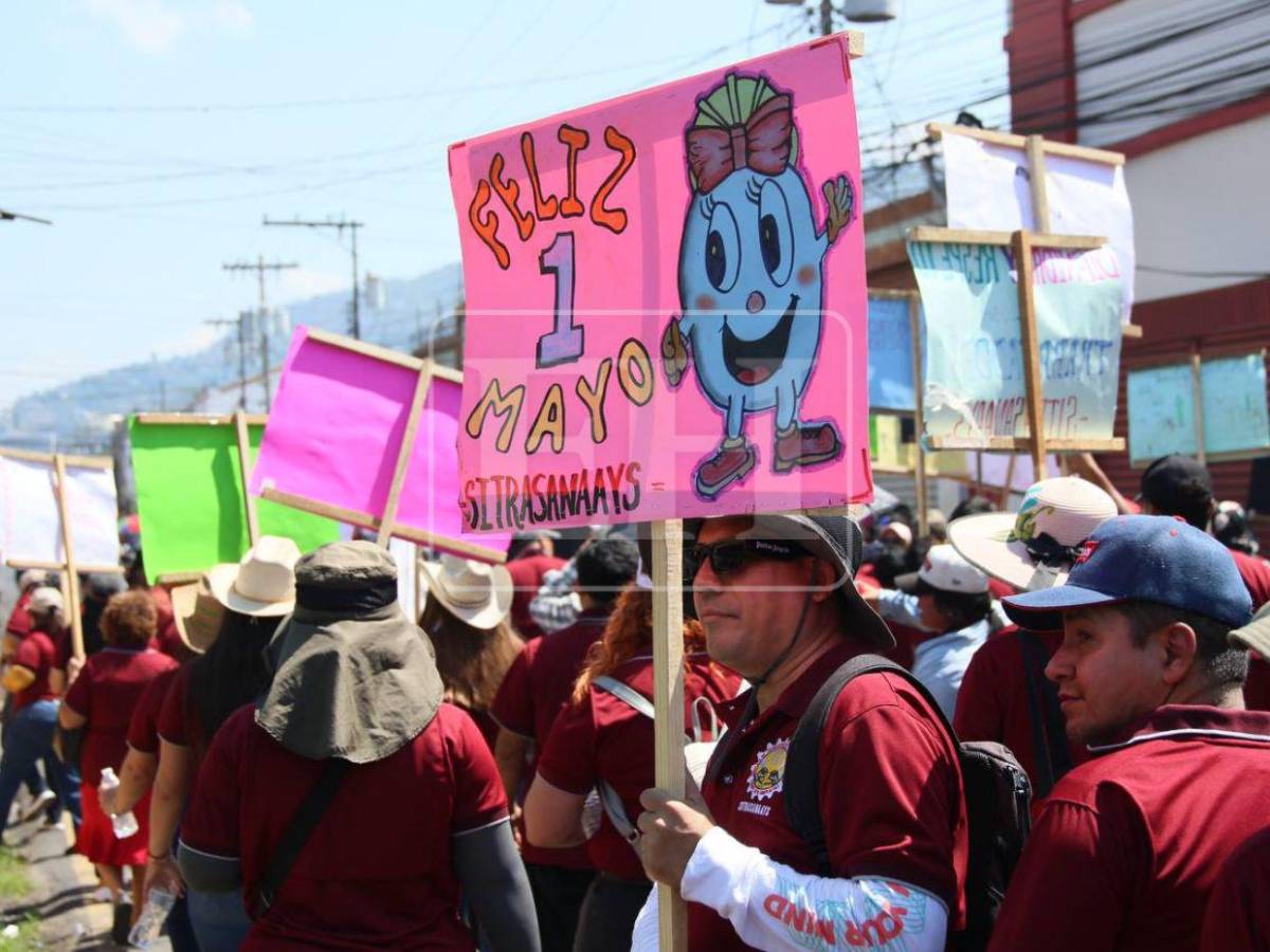 Pólvora, disfraces y pancartas marcan la marcha del 1 de mayo en la capital