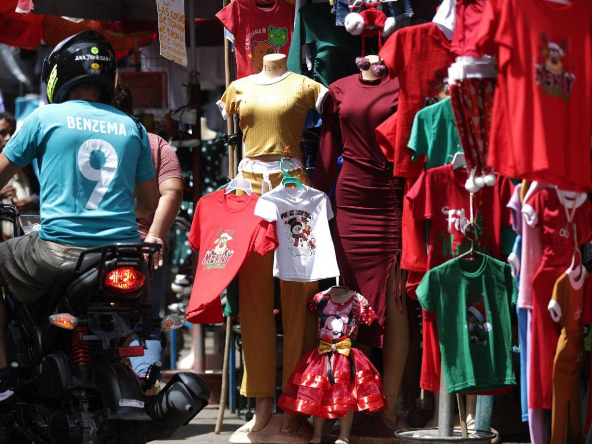 La Navidad se adelanta en los mercados capitalinos con luces y color