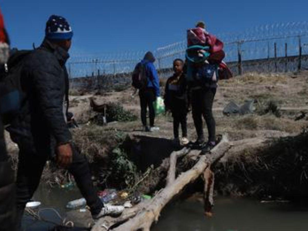 Más de 200 migrantes serán procesados por amotinarse en la frontera de EUA