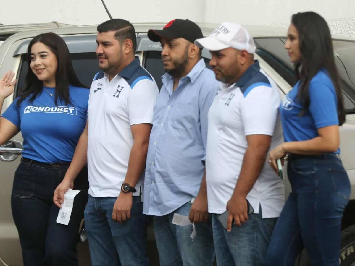 Periodista sorprende y beso a la copa: Ambiente previo al partido entre Honduras y Nicaragua