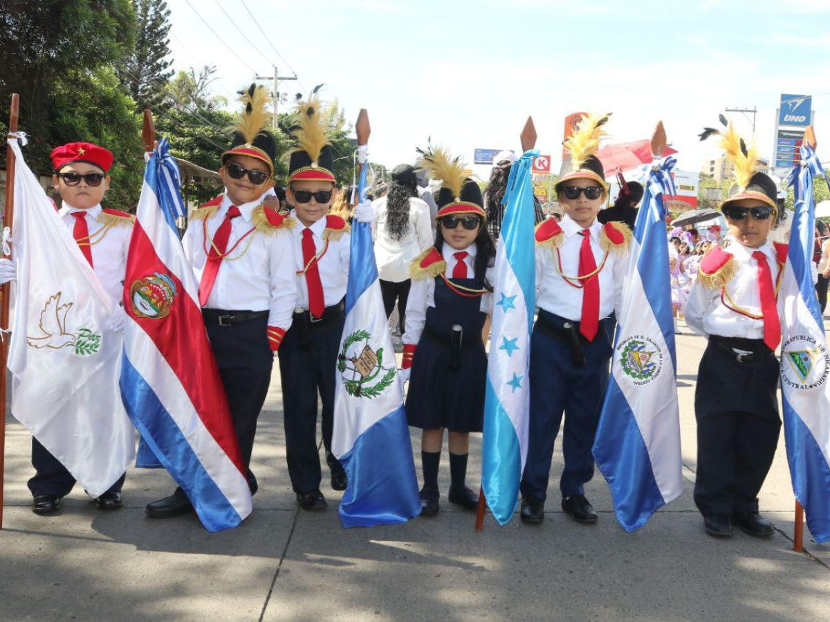Así fue el desfile de prebásica en el bulevar Kennedy: color, música y alegría infantil