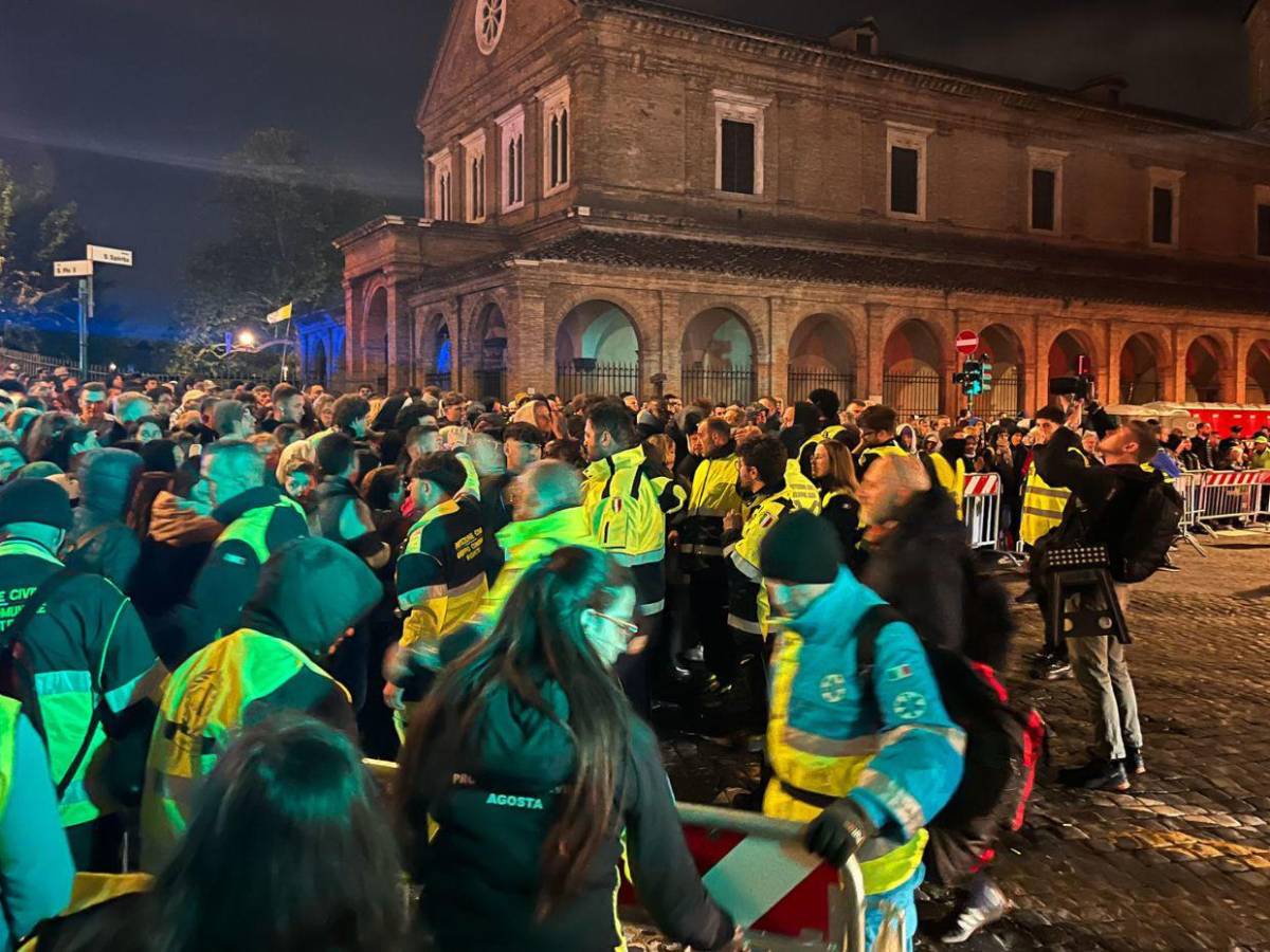 La plaza de San Pedro se llena de fieles por el funeral del papa Francisco La plaza de San Pedro se llena de fieles por el funeral del papa Francisco