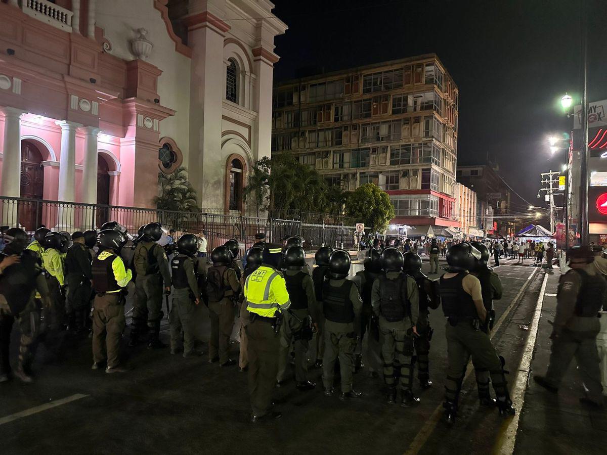 Un fuerte dispositivo de policías de la municipalidad se apostaron frente a los vendedores que protestaban.