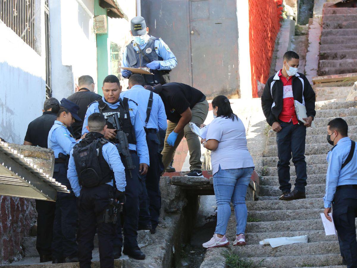 Personal de Medicina Forense, en compañía de agentes policiales, juntó las partes humanas que estaban dispersas.