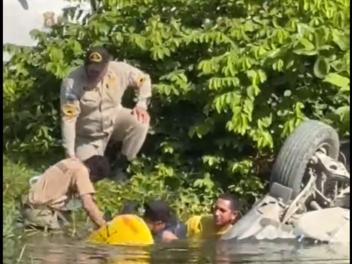 José Torres murió atrapado en su carro que cayó a un crique: momento en que sacan su cuerpo