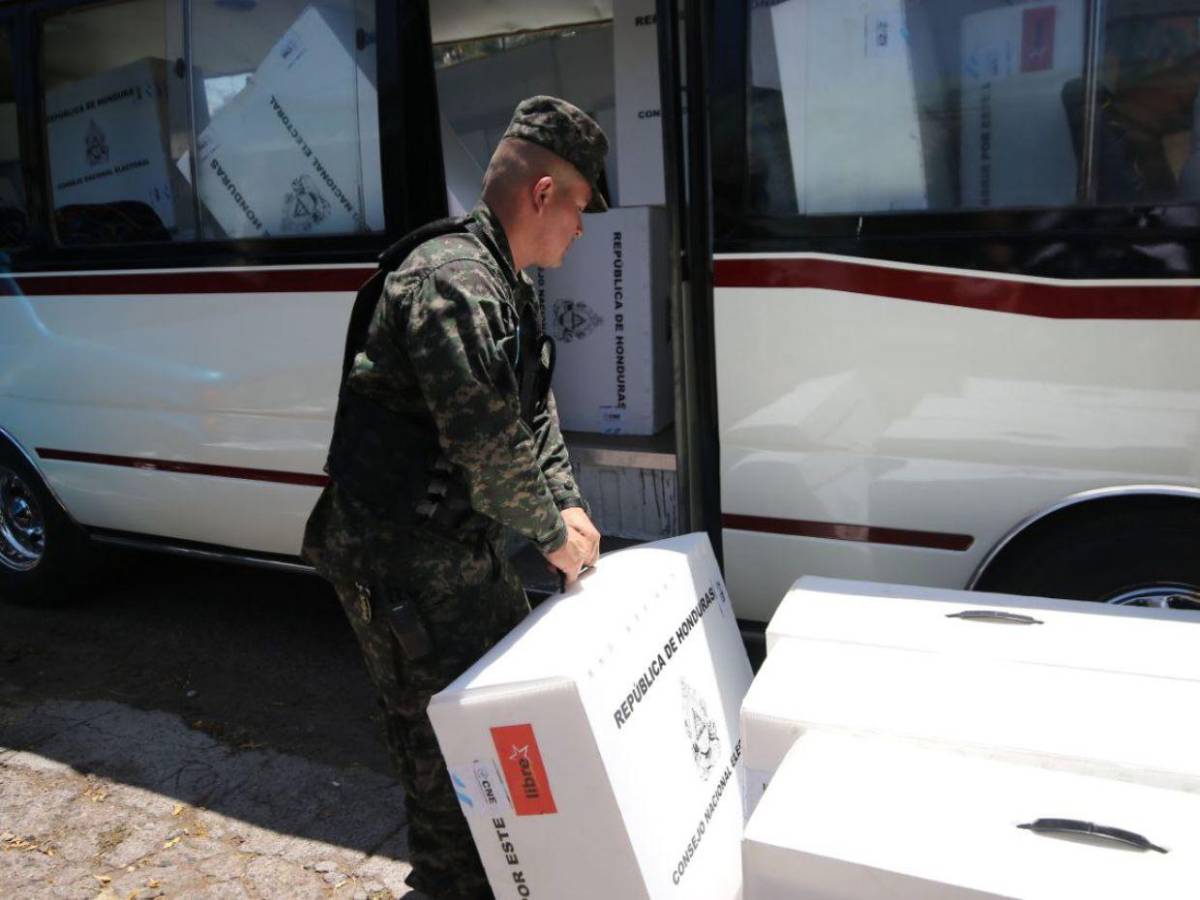 Amontonadas y en buses de ruta urbana trasladan maletas electorales a centros de votación