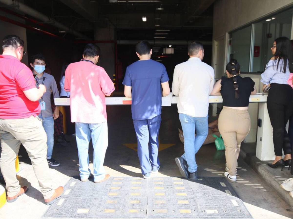 “No al cobro abusivo”: Empleados del CCG protestan por aumento en tarifa del parqueo