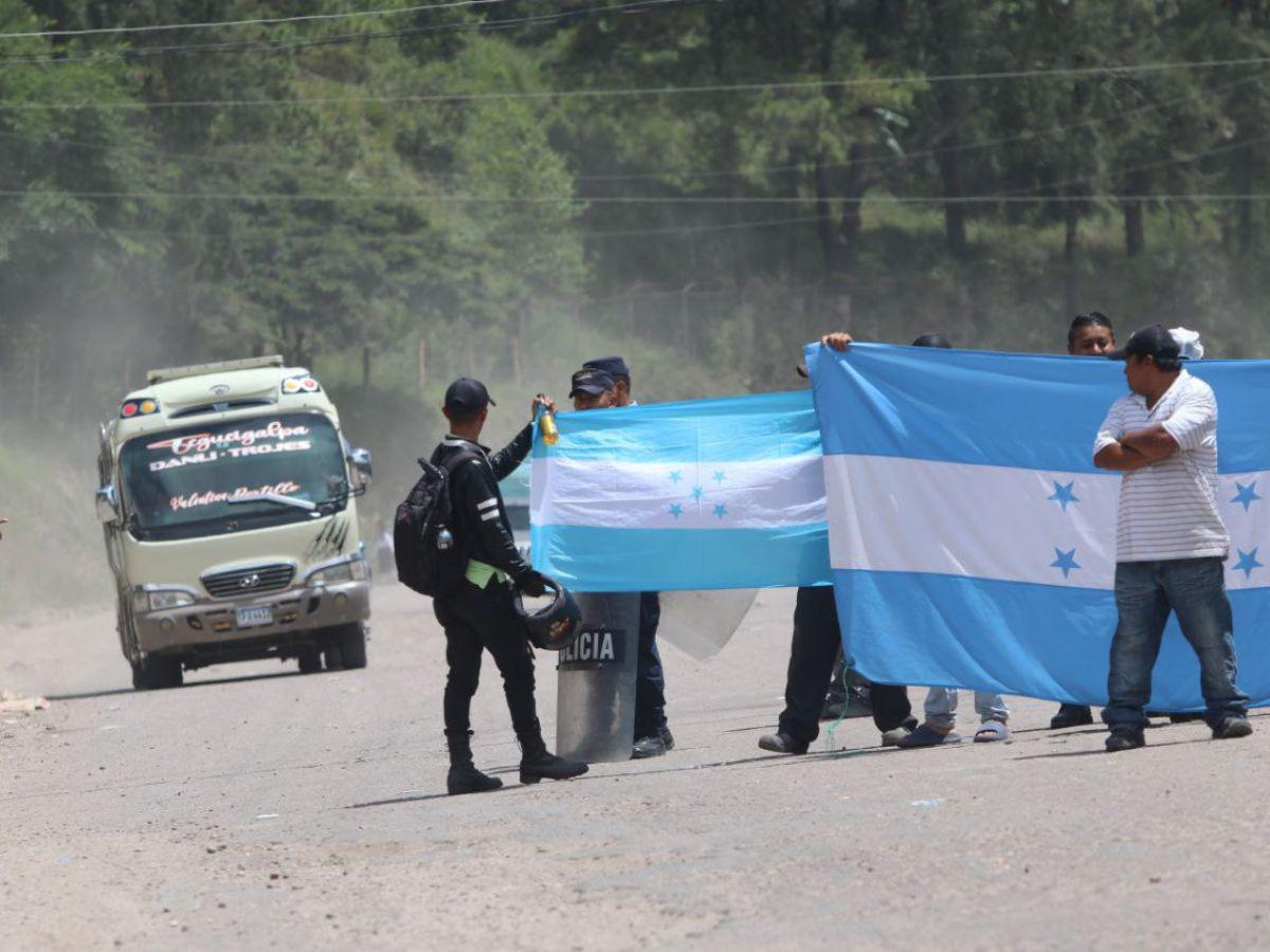 Pobladores bloquean carretera a oriente por lento avance en pavimentación