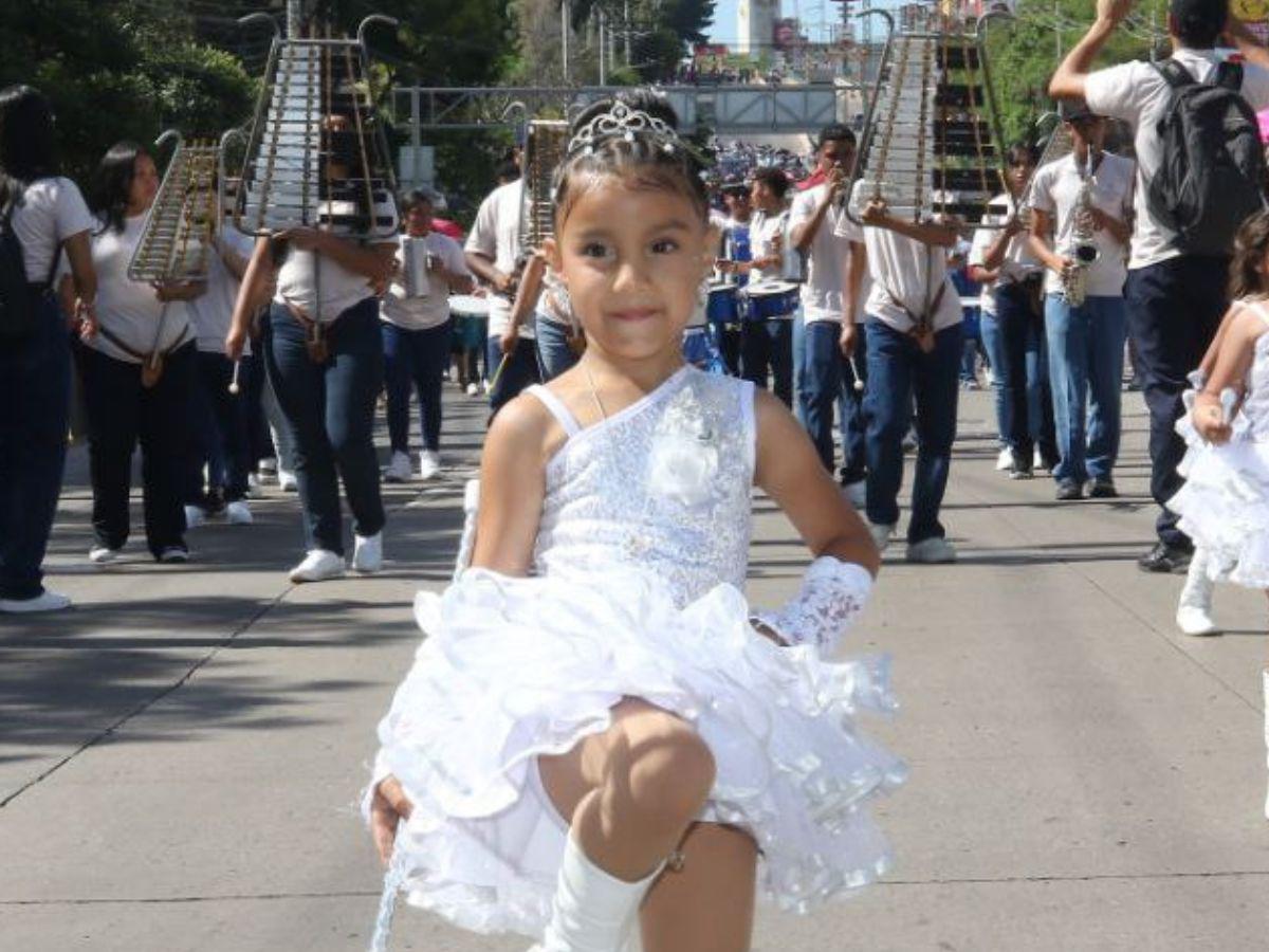 Así fue el desfile de prebásica en el bulevar Kennedy: color, música y alegría infantil