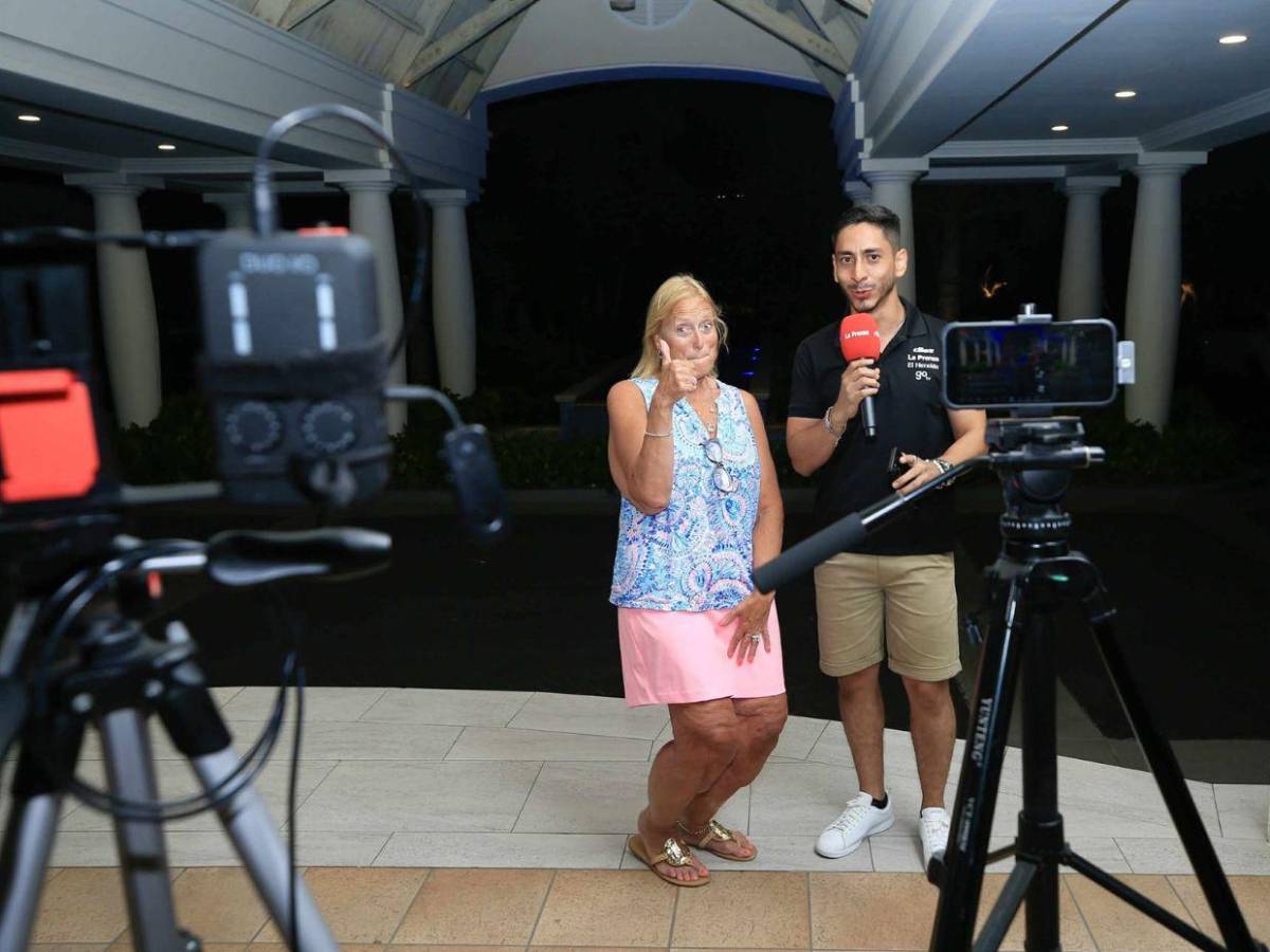 Luis Palma llega a Curazao y ciudadana estadounidense le hizo petición... ¡Su esposo lo aplaudió!