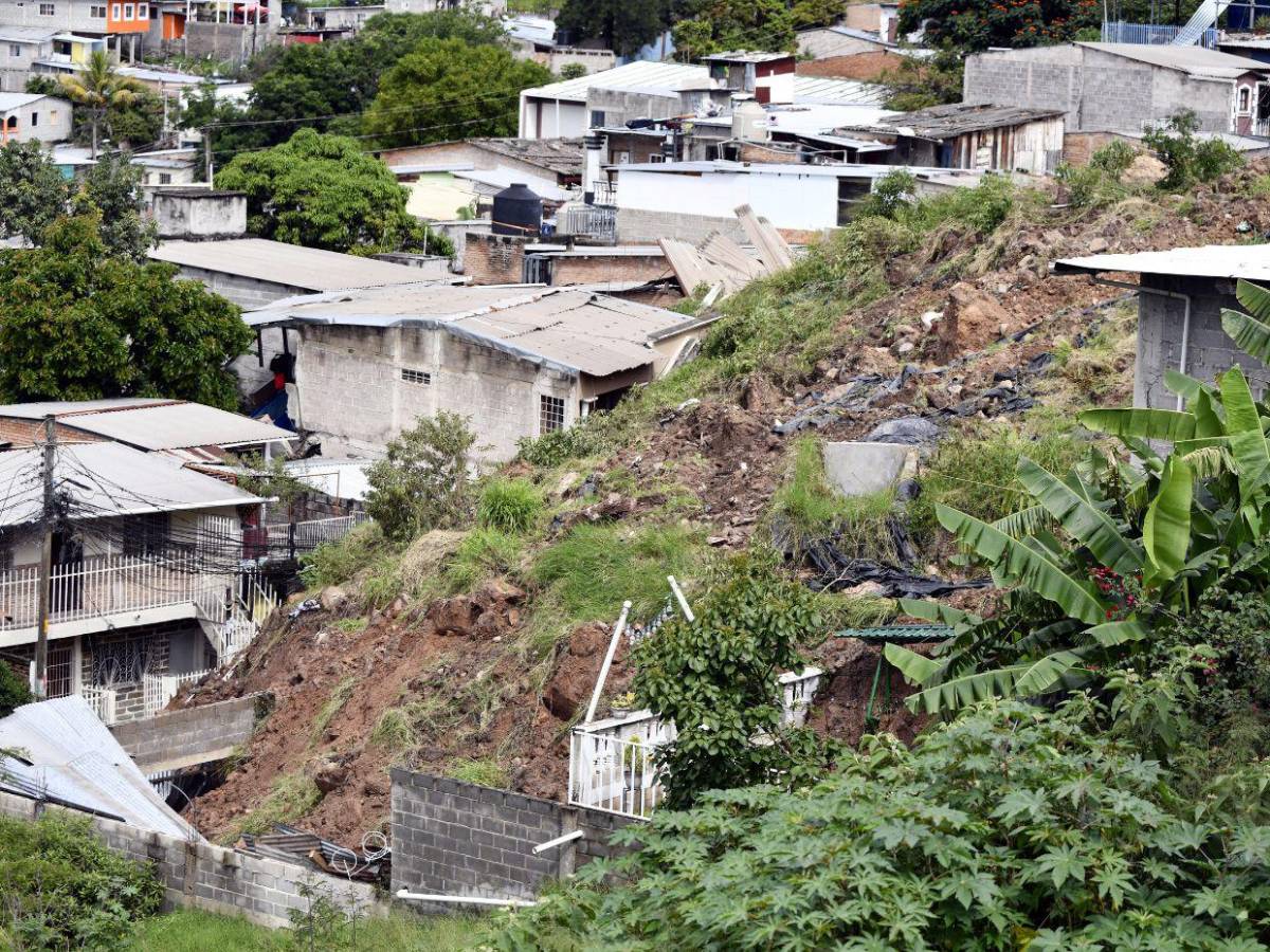 Impotencia y dolor sufren vecinos de El Reparto tras arrasador derrumbe