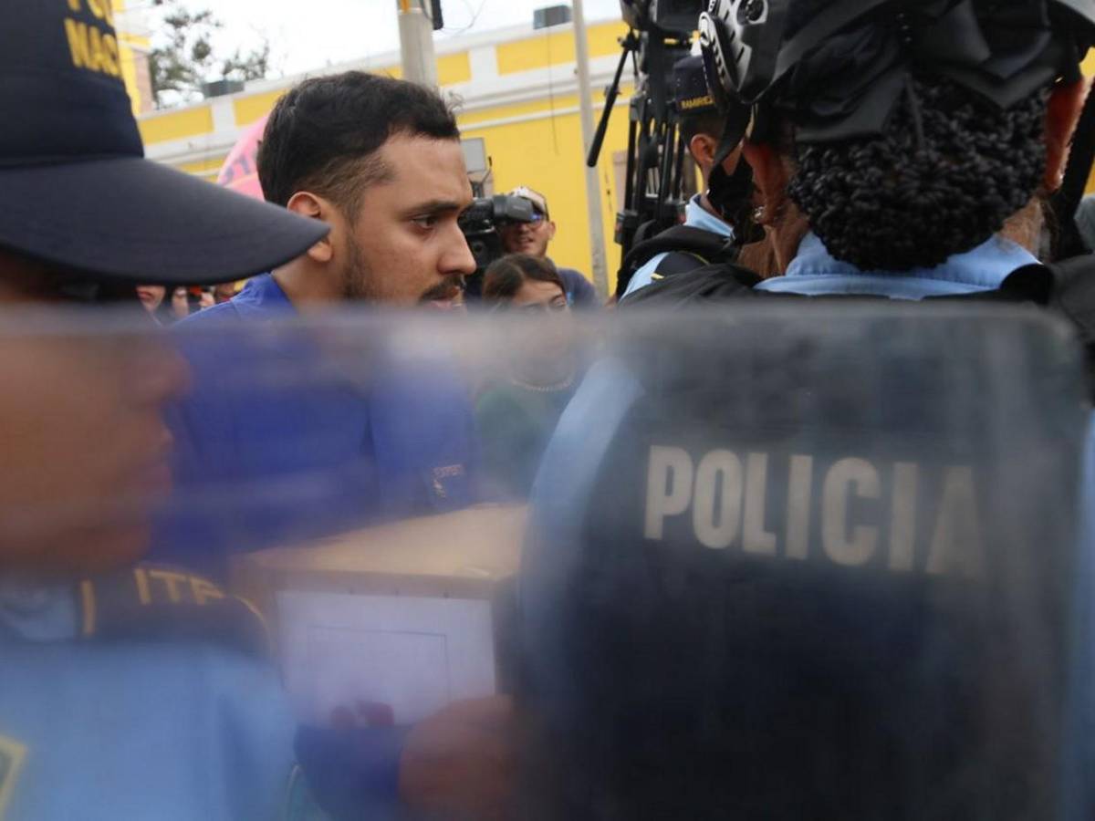 Apoderándose de los portones, colectivos de Libre impiden entrega de ofertas para TREP