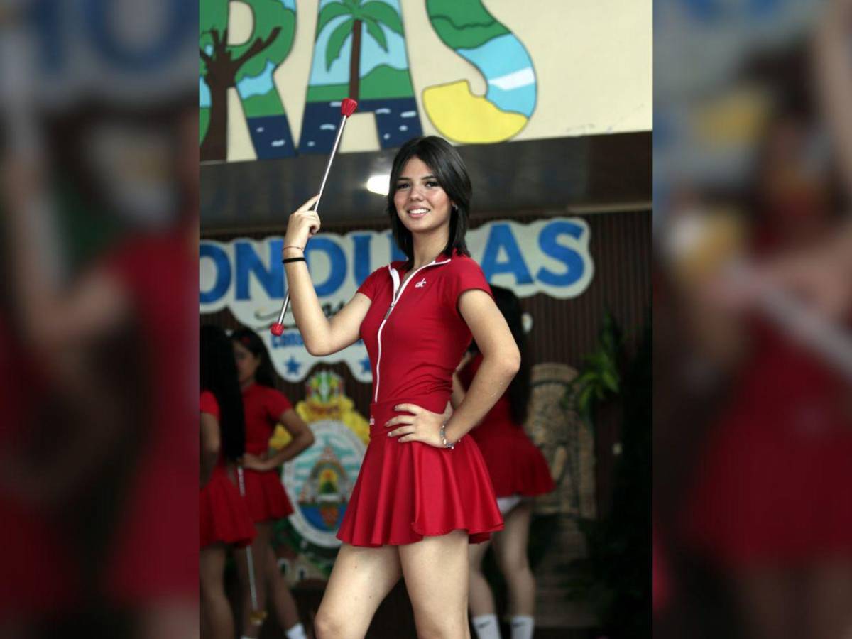 Palillonas del Instituto Monterrey se preparan para abrir con color y elegancia los desfiles patrios