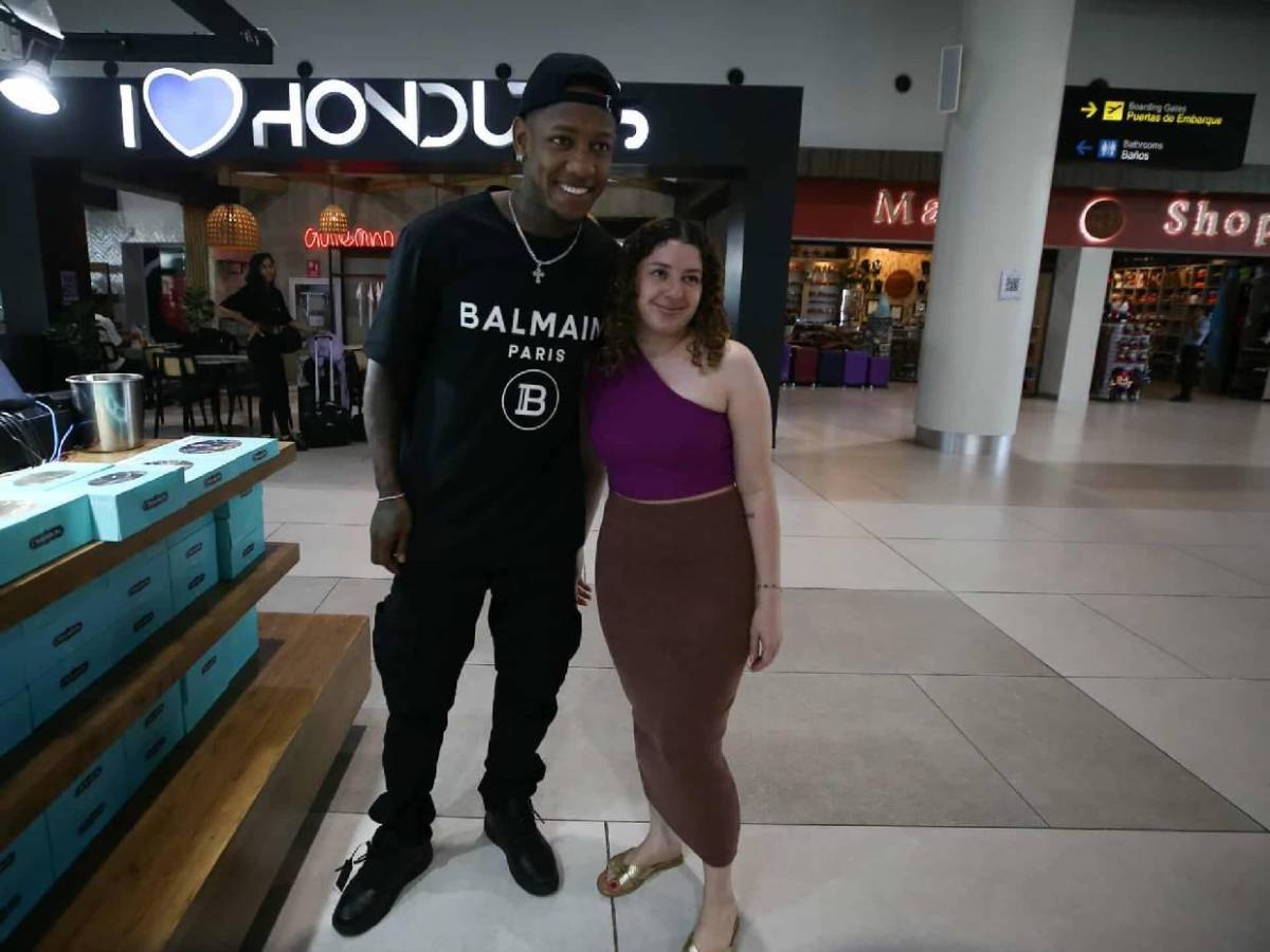 Julián junto a bella chica y Luis Palma solicitado: Legionarios viajan tras Honduras vs Nicaragua