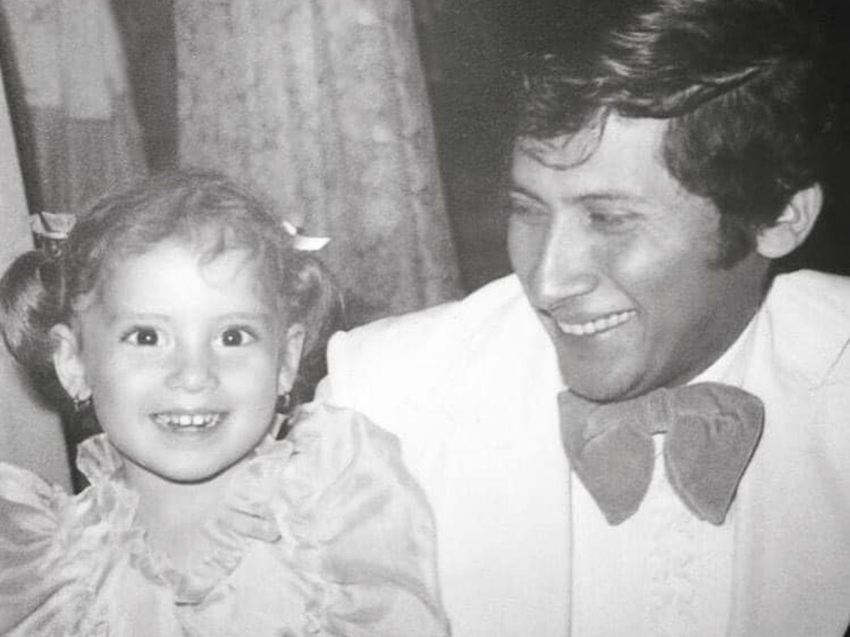 En una foto del recuerdo junto a su hija la cantante Diana Lara Smart.