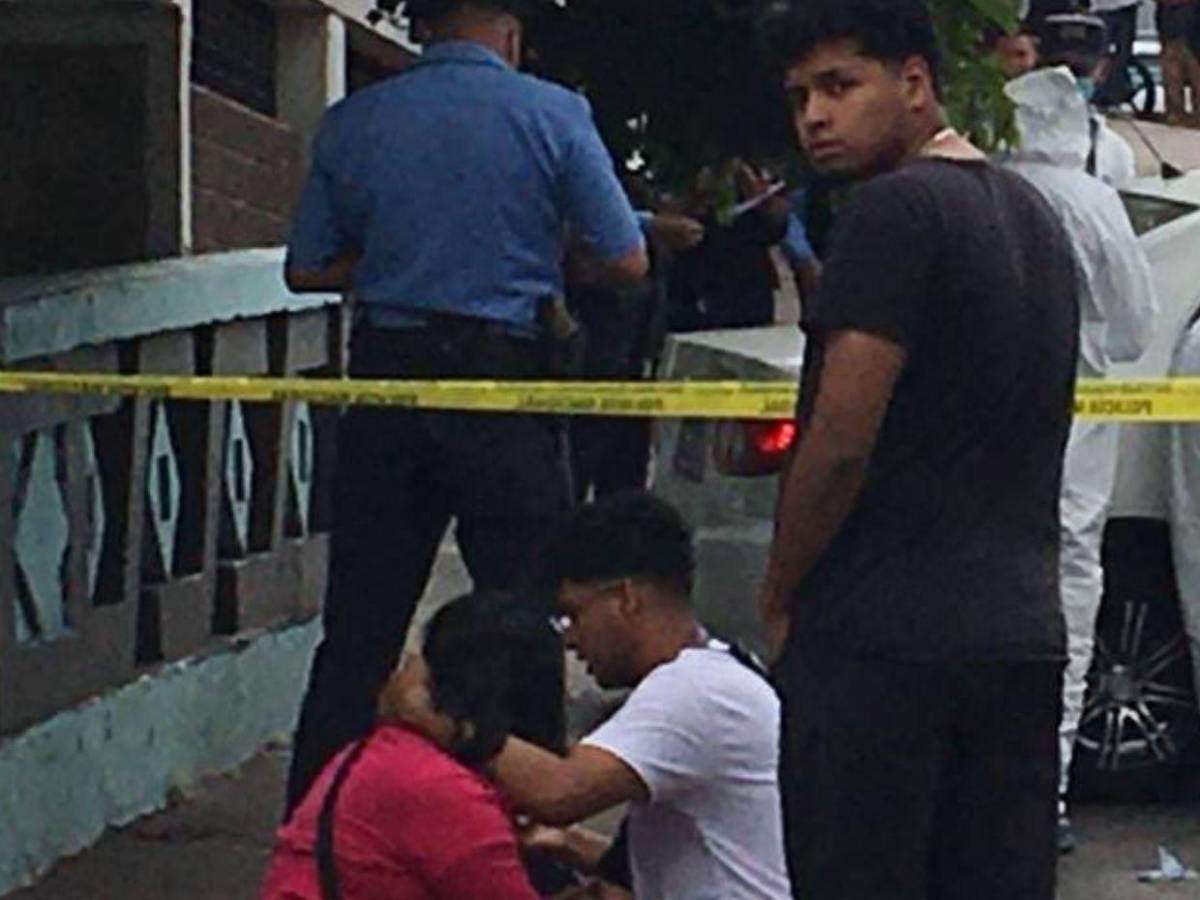 Entre llanto y dolor, familiares identifican a taxista asesinado en La Reforma