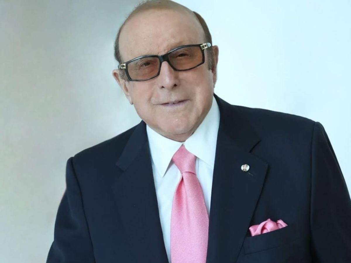 La millonaria fortuna que dejó Clive Davis tras su muerte a los 94 años
