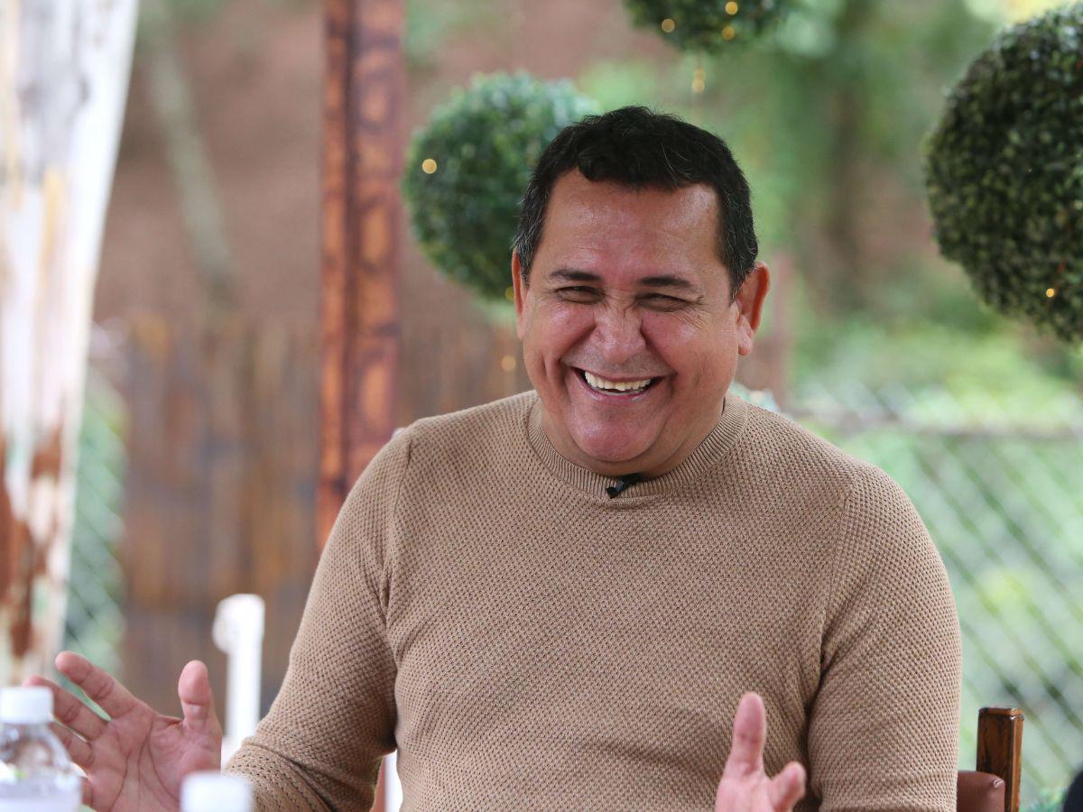 Nahún Espinoza recibe alta médica y continúa recuperación en casa
