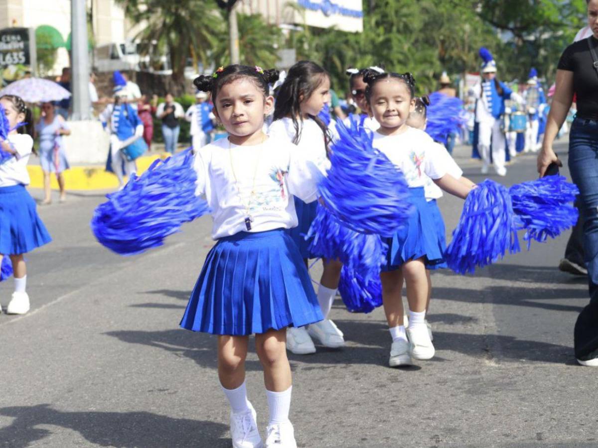 Con color y alegría, niños de San Pedro Sula honran a la patria en desfiles