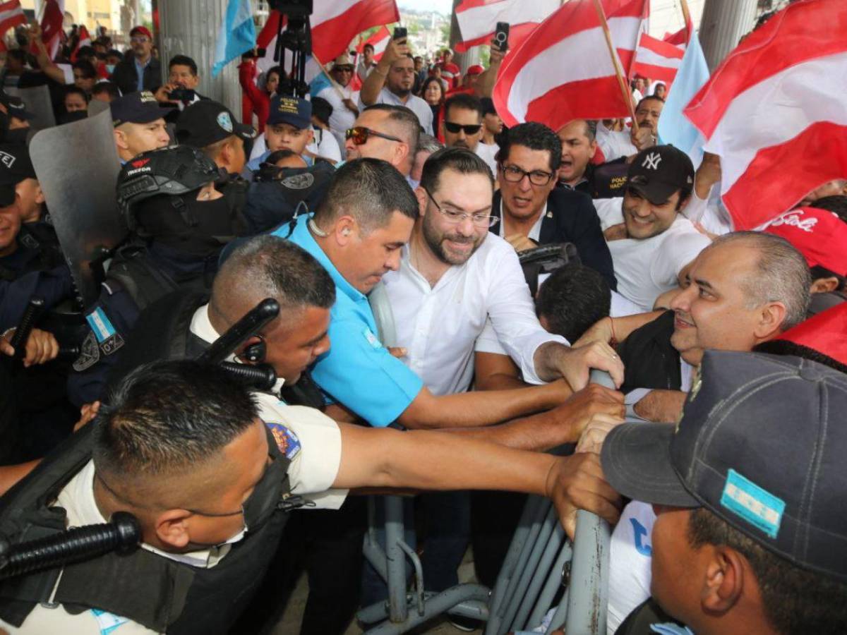 Peleando ruta por Honduras: a bordo de la Cálixneta llegaron liberales al Congreso