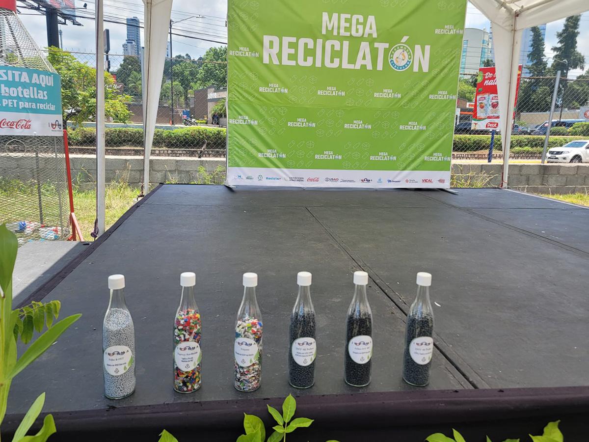 En las botellas se observan diferentes residuos reciclables, recalcando la importancia de que todo lo que tiene valor regrese para su reutilización.