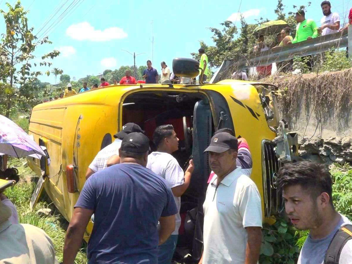 Doce personas salen heridas al volcar un bus en Choloma, Cortés