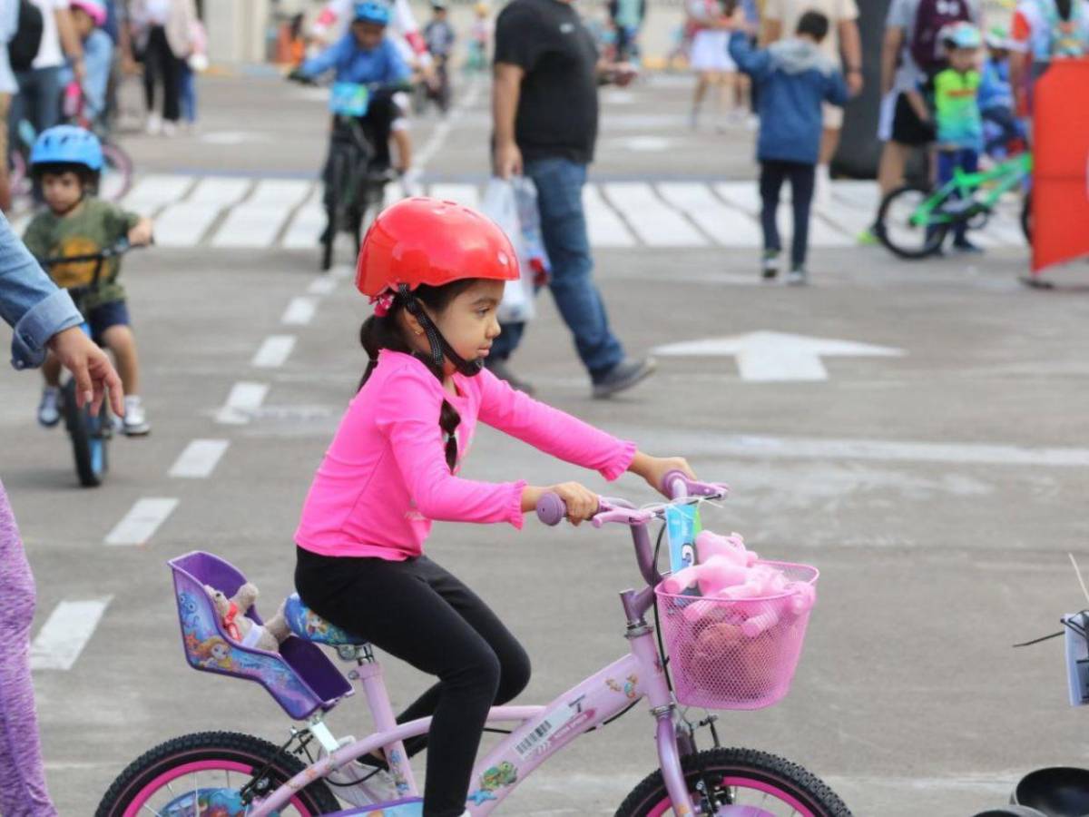 Cascos geniales y divertidos lucen los peques en la Vuelta Infantil 2025
