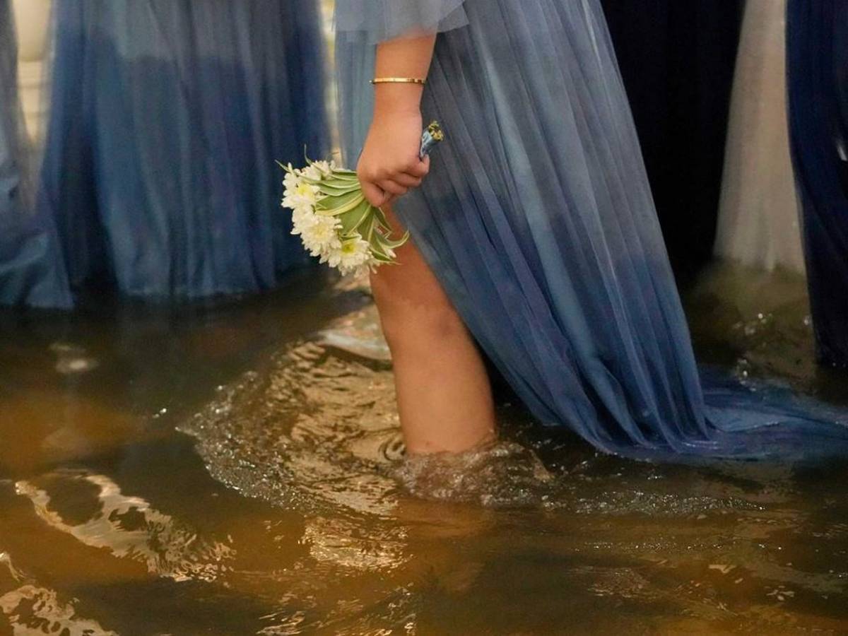 Sí, acepto: pareja se casa en iglesia inundada por tifón Wipha en Filipinas