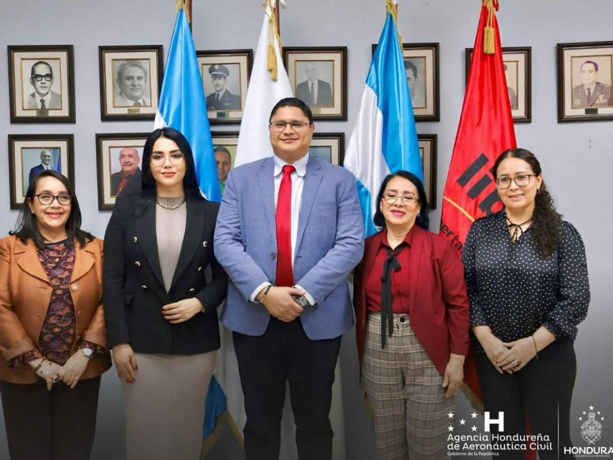 Institución del Estado tiene banderas de Libre y fotos de Rixi Moncada en sus oficinas