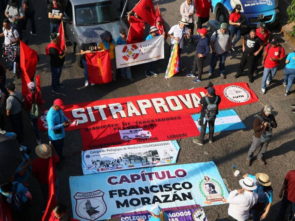 Con retrasos y politizada, inicia marcha del Día del Trabajador en Tegucigalpa